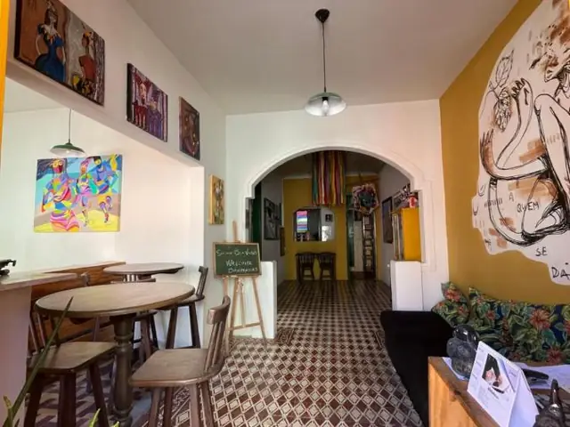 Le bar de l’entrée de Hostel Canto dos Artistas, avec ses tabourets