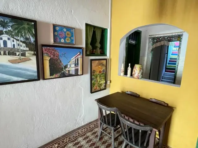 La table du coin jaune de Hostel Canto dos Artistas